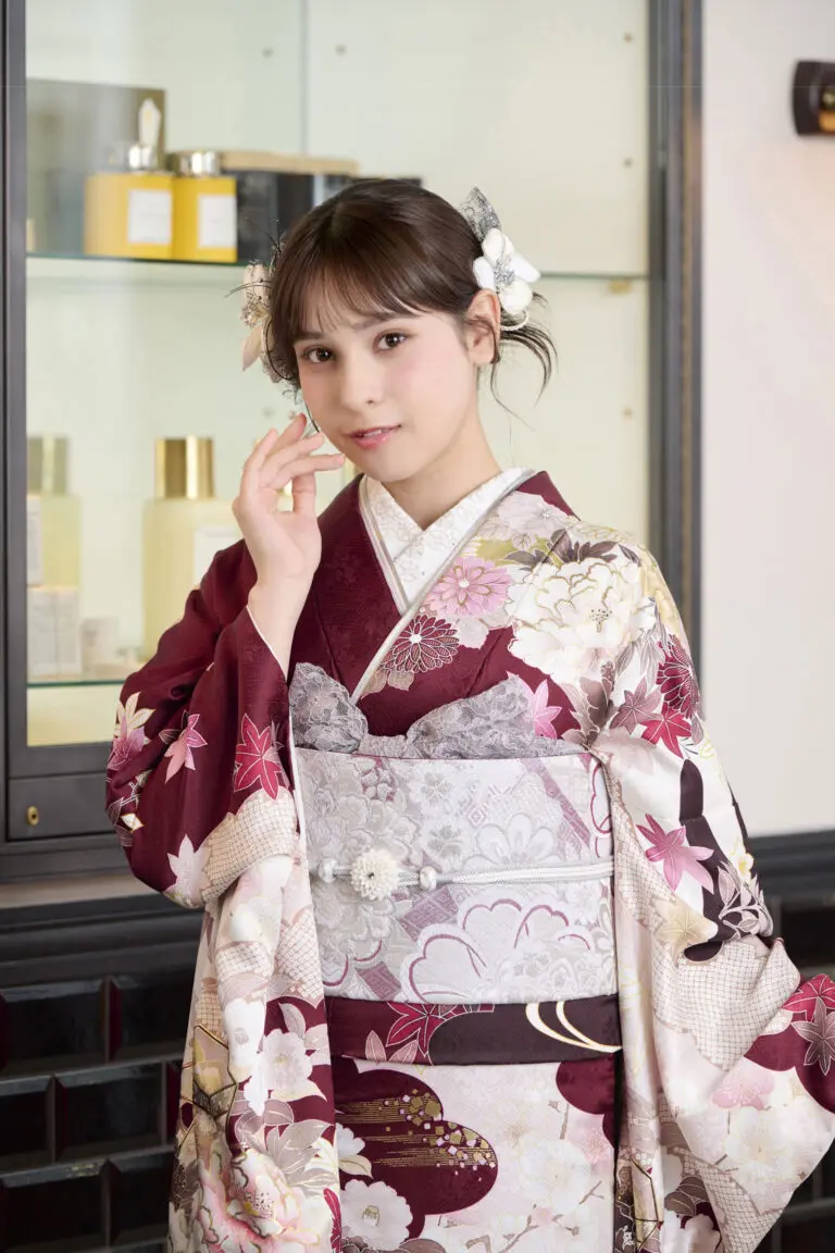 M-421の着物を着た女性。.