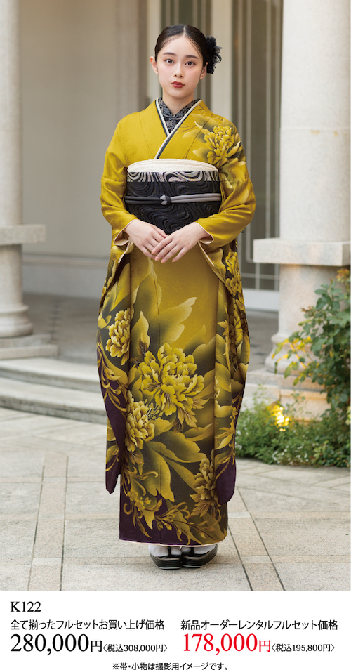 金とオリーブを基調とした花模様のフォーマルな着物に黒い帯を締め、屋外に立っている女性。画像下部には日本円での価格と商品情報が表示されている。.