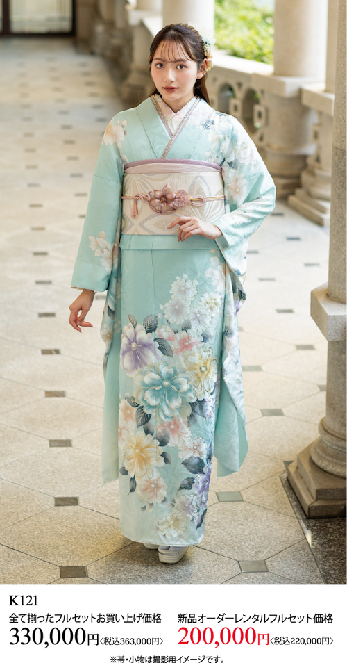 水色の花柄の着物を着た女性が、石柱のある優雅な廊下に立っている。下部には着物の価格とレンタル情報が表示されている。.
