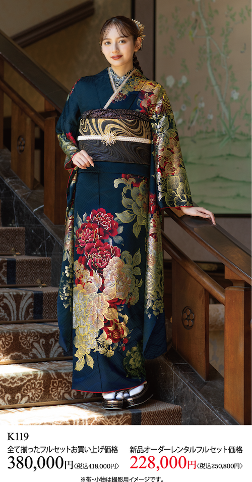 金、赤、緑の花模様の紺色の着物を着て、黒と金の帯を締めた若い女性が室内に立っている。画像の下に日本語の価格と商品情報が表示されている。.