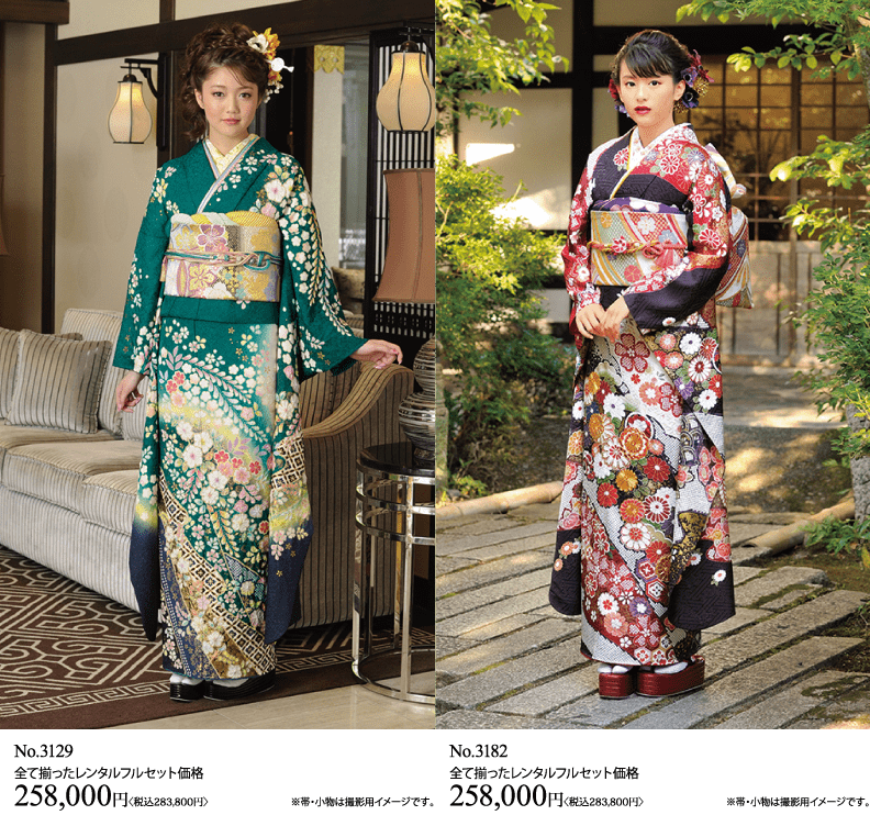色とりどりの日本の伝統的な着物を着た2人の女性が並んで立っている。左の女性は屋内の木製家具の近くに、右の女性は屋外の石畳の道に立っている。レンタル料金は以下の通り。.