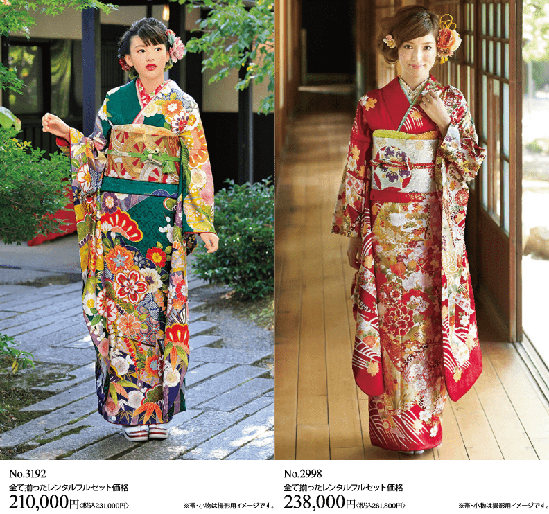 二人の女性が並んで立ち、それぞれ色とりどりの伝統的な模様の凝った着物を着ている。左の女性は紺の着物を、右の女性は赤の着物を着ている。価格と品番は以下の通り。.