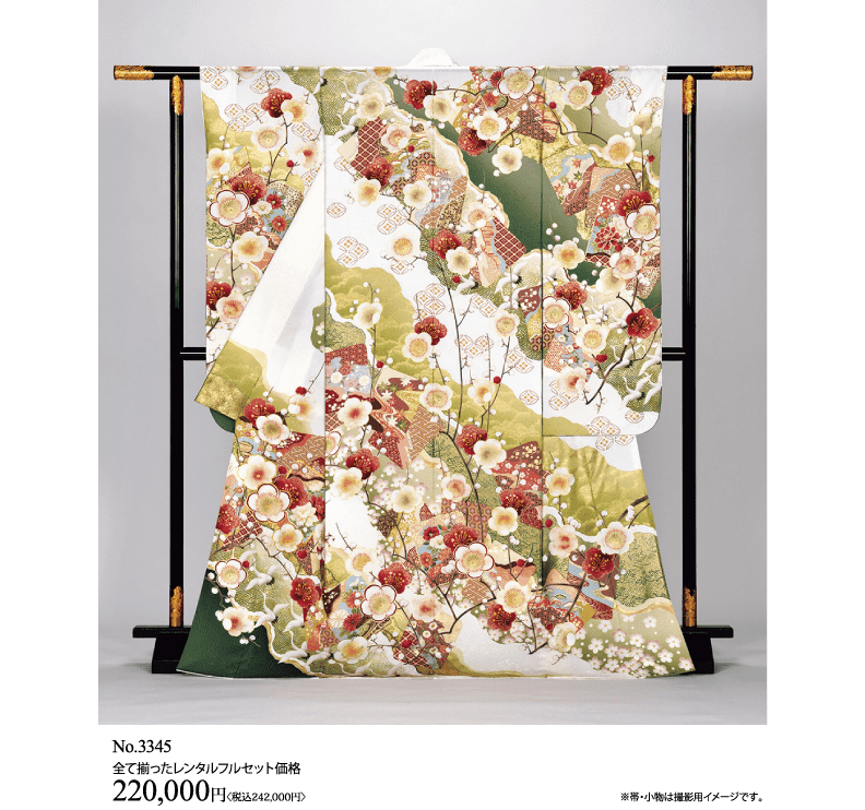 日本の伝統的な着物で、白をベースに赤、緑、金の複雑な花模様が施され、黒い木製の台に飾られています。価格と商品情報は下部に日本語で表示されている。.