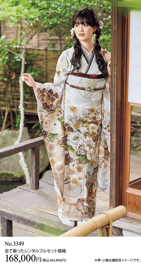 伝統的な白と金の着物を着た女性が、庭近くの木の縁側に立って横を向いている。画像の下部には、日本語の料金とレンタル情報が表示されている。.