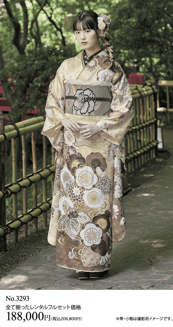 花模様の装飾が施された淡い色の着物を着て、屋外の石道に立つ女性。ヘアアクセサリーをつけ、カメラを見つめている。下のテキストはレンタル価格188,000円、商品番号3293。.