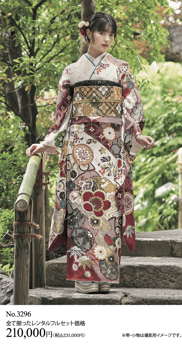 赤、金、白の花模様が精巧に描かれた日本の伝統的な着物を着て、屋外の石段に立つ女性。下のテキストはレンタル価格と商品番号です。.
