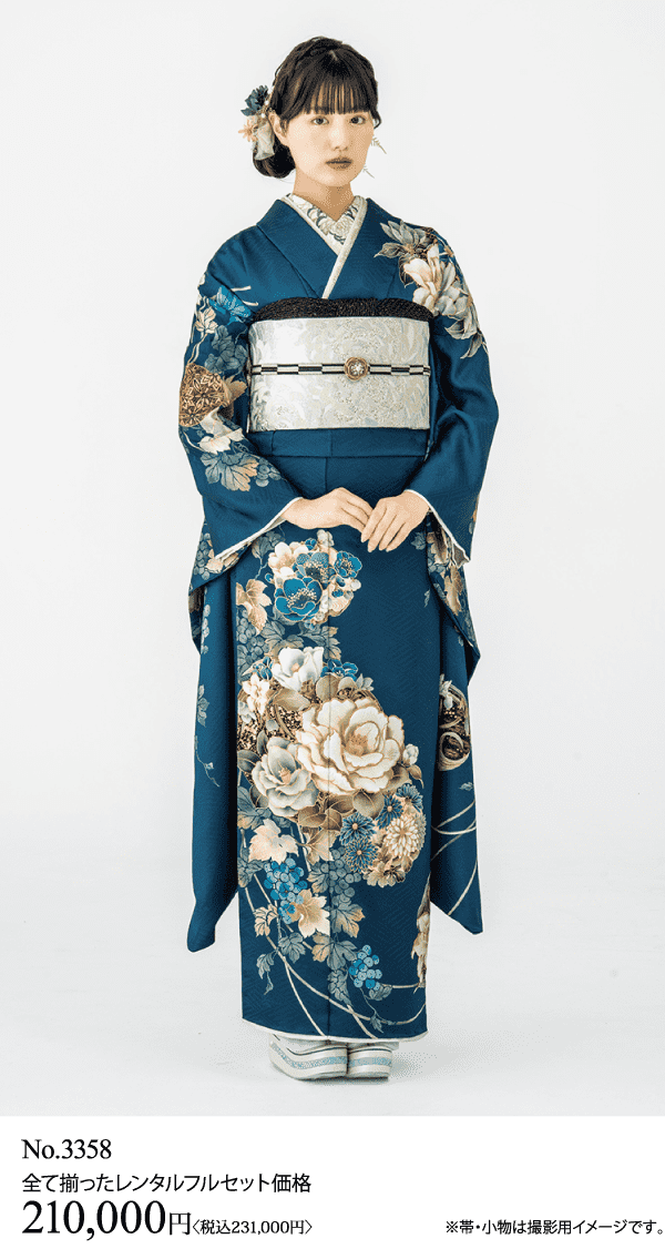 紺の花柄の着物に銀の帯を締め、草履に白い靴下を履いた女性が正面を向いて立っている。下部には日本円で商品情報と価格が表示されている。.