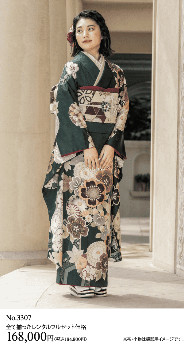 濃い緑色の花柄の着物に柄の入った帯を締めた女性が廊下に立っている。長い黒髪で、少し横を向いている。日本語のテキストと価格の詳細は画像の下にあります。.