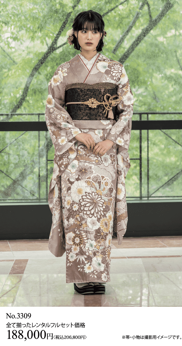 黒と金の帯を締め、薄茶色の柄の着物を着た女性が室内に立っている。外の緑が見える大きな窓の前でポーズをとっている。テキストには着物のセット番号、価格、免責事項が日本語で表示されている。.