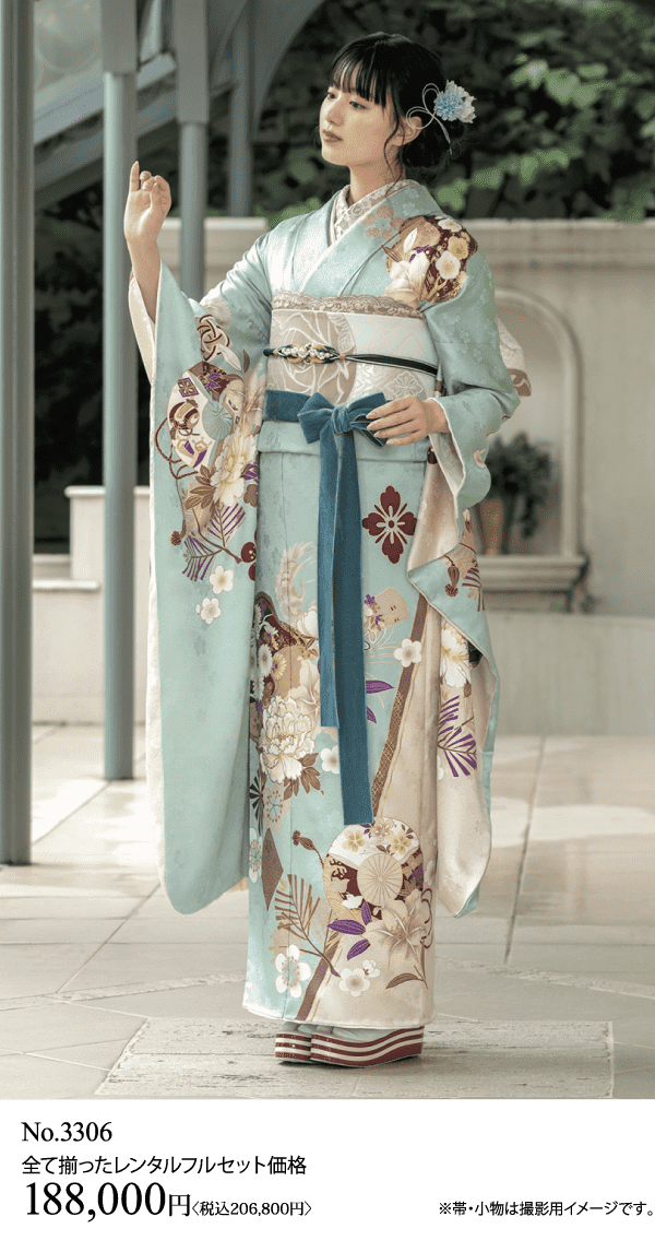 花模様の水色とクリーム色の着物を着て、青い帯を締めた女性が伝統的な風景の中に立っている。扇子を持ち、髪飾りをつけている。下部に日本語テキストと価格詳細が表示されています。.