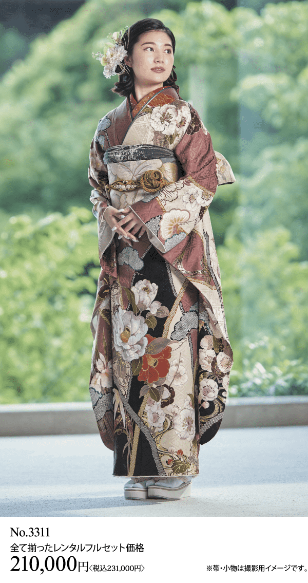 茶色、クリーム色、金色を基調とした大きな花模様のフォーマルな着物を着た女性が緑の前に立っている。ヘアアクセサリーをつけ、手を合わせてポーズをとっている。下に日本語のテキストと価格が表示されます。.