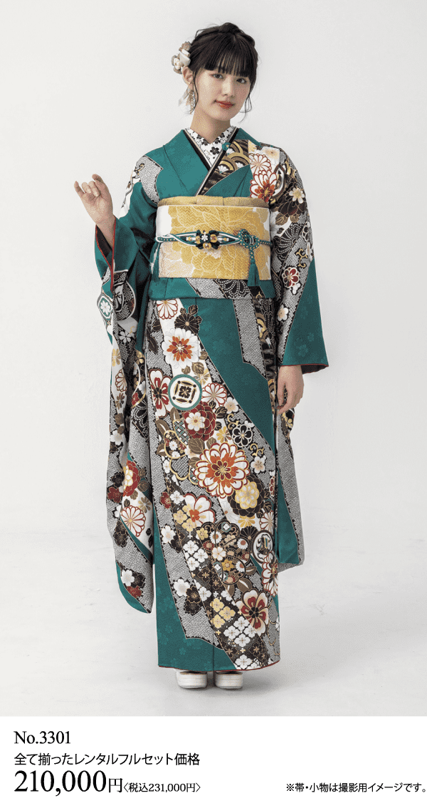 ティールとゴールドの花柄の着物に黄色の帯を締めた女性が正面を向いて立っている。花のヘアアクセサリーをつけ、サンダル付きの白い靴下を履いている。下部に日本語のテキストと価格が表示されている。.