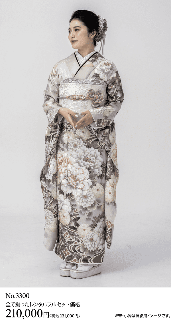 ライトグレーと白の花柄の着物を着て、伝統的なアクセサリーをつけた女性が無地の背景に立っている。画像の下に日本語で価格と商品詳細が書かれている。.