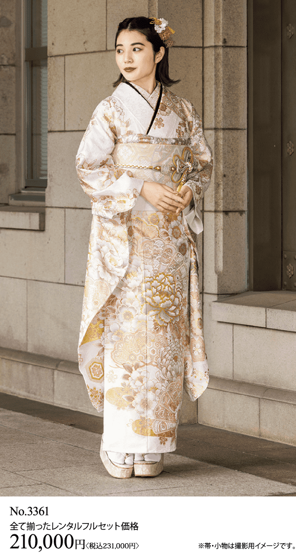 花模様の白と金の装飾が施された着物を着て、白い足袋を履き、伝統的な草履を履いた女性が屋外に立っている。小さなクラッチバッグを持ち、横を向いている。下部に日本語テキストと価格詳細が表示されている。.