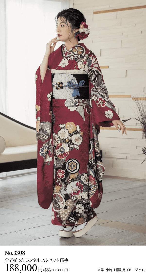 黒、白、金のアクセントが入った赤い花柄の着物を着た女性が室内に立っている。ヘアアクセサリーをつけ、白い草履を履いている。下のテキストは日本語での価格と詳細です。.