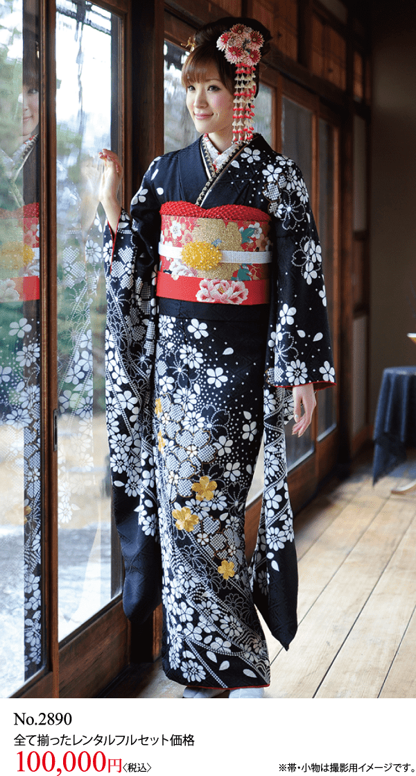 黒と白の花柄の着物に赤と金の帯を締めた女性が立っている。凝った髪飾りをつけ、微笑みながら少し左を向いている。下部に日本語のテキストと価格が見える。.