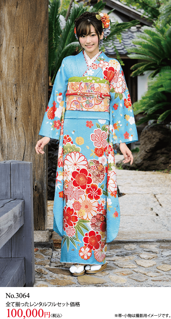 色とりどりの花柄があしらわれた鮮やかなブルーの着物を着て、帯を締め、伝統的な草履を履いた女性が屋外に立っている。花のヘアアクセサリーをつけ、カメラに向かって微笑んでいる。下に日本語のテキストと価格が見える。.