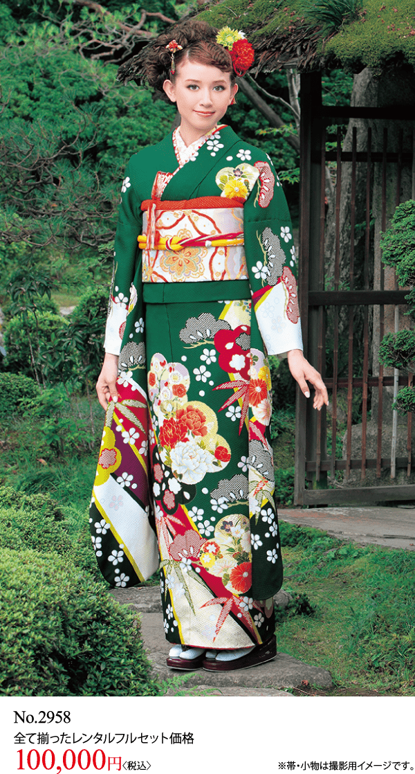 赤、白、金の模様が入った緑色の花柄の着物を着て、帯を締めて屋外に立っている女性。髪は花で結ってある。舞台は緑と石畳の庭。下にテキストと価格が表示されます。.