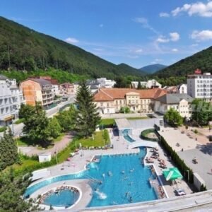 Trenčianské Teplice v popředí s bazénem Grand u Lázeňského domu Krym