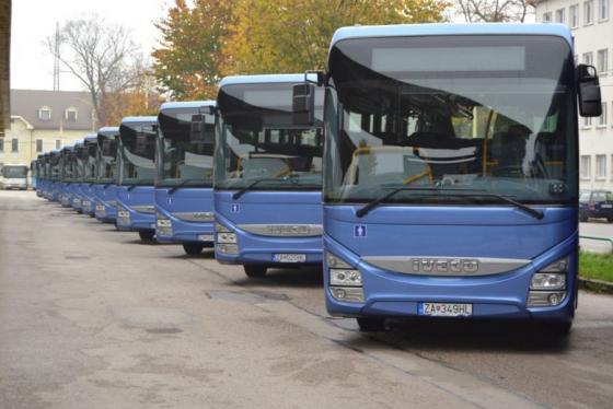 Autobusy se řadily jeden za druhým