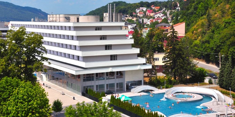 Pohled na Spa Hotel Krym ve tvaru lodičky