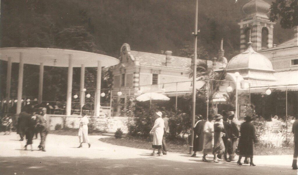 Historická fotografie lázeňského parku v Trenčianských Teplicích