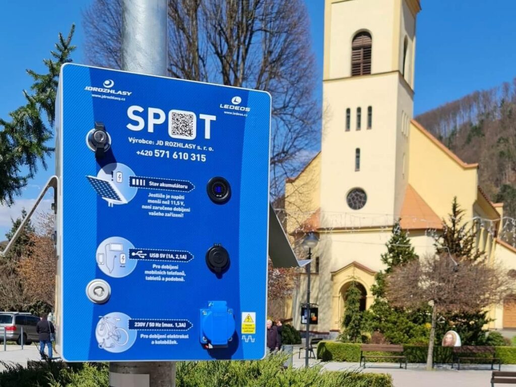 Solární nabíječka na Trenčínsko-teplickém náměstí