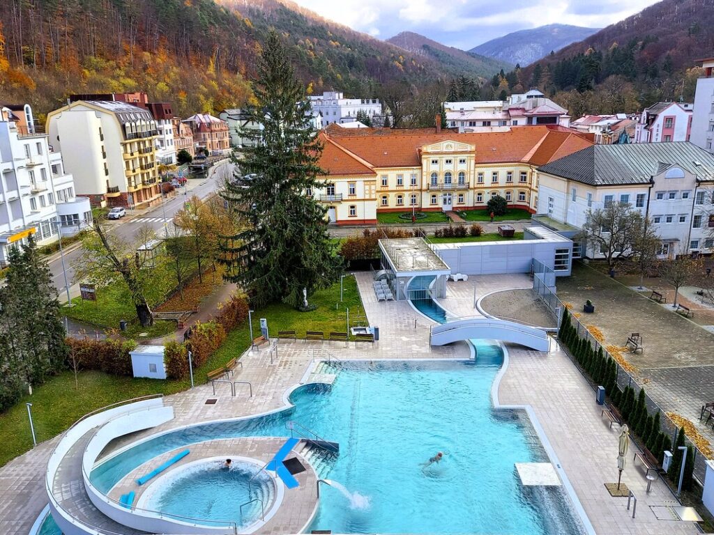 Pohled na Trenčianské Teplice ze slunné terasy hotelu Krym