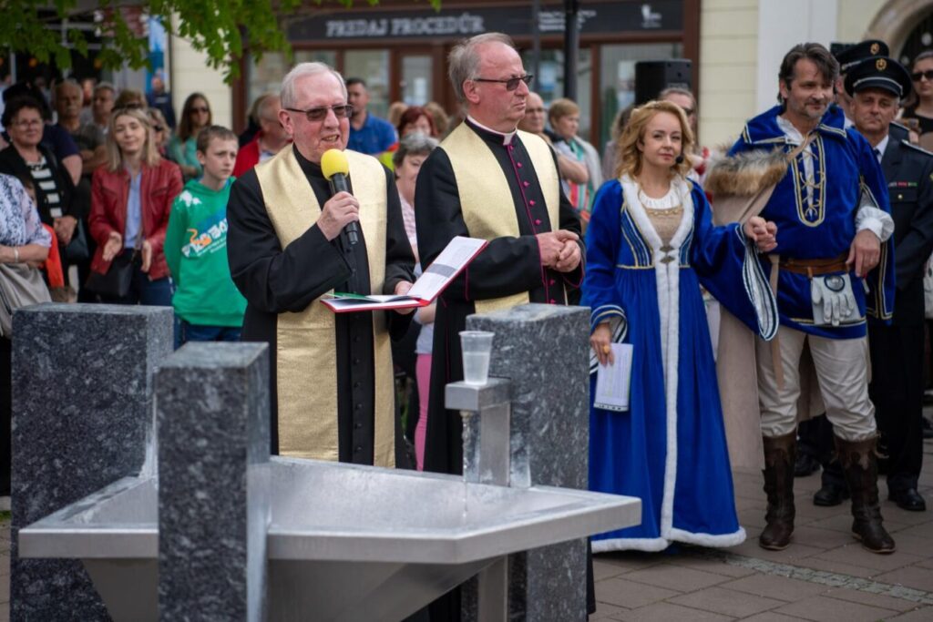 Loňské slavnostní otevření pitného pramene Ifigenie vysvětil kněz Stanislaw Lugowski. Zdroj fotografií: Oficiální stránky města Trenčianské Teplice