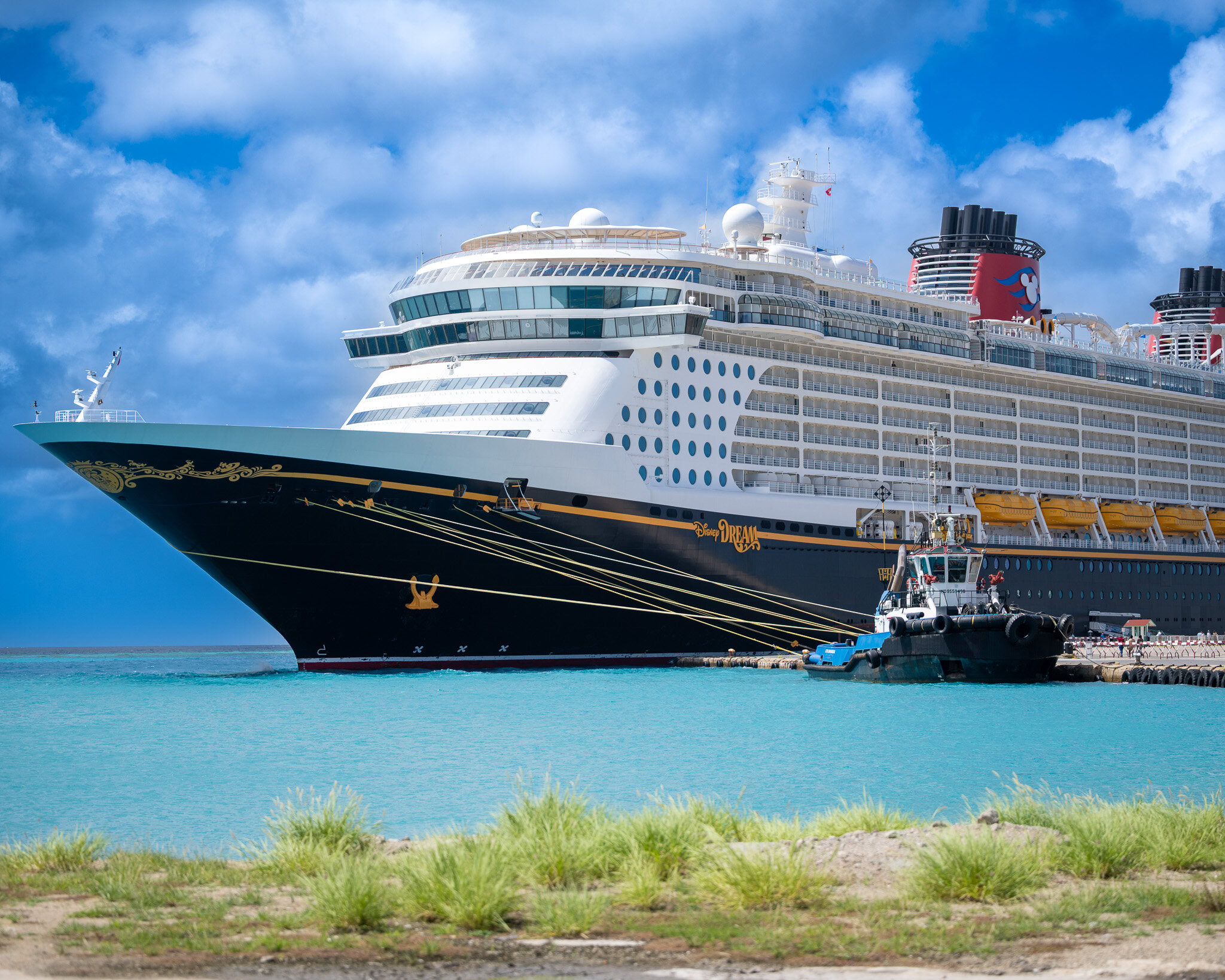 El crucero Disney Dream atracó en el puerto de Aruba con un cielo azul claro y aguas turquesa.