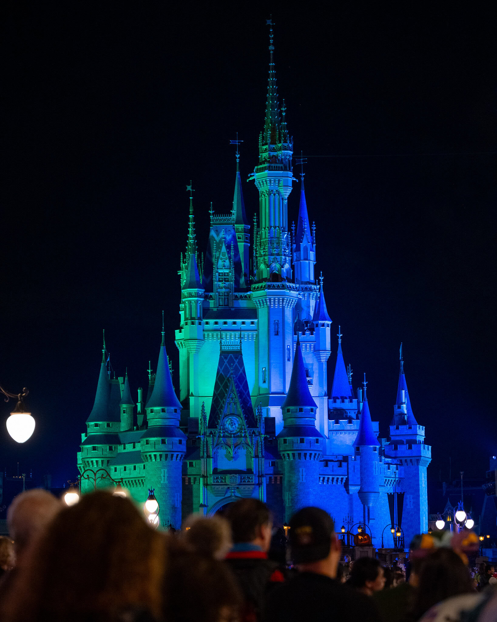 El Castillo de Cenicienta en Magic Kingdom iluminado con los colores de Halloween durante la fiesta de Halloween de Mickey's Not-So-Scary. Capturado por el fotógrafo Raúl Colón.