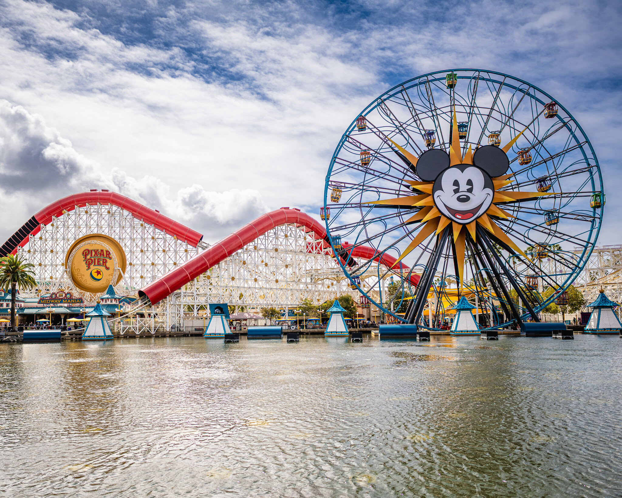 Pixar Pier en Disney California Adventure con Mickey's Fun Wheel y Incredicoaster en un día parcialmente nublado a principios de marzo.