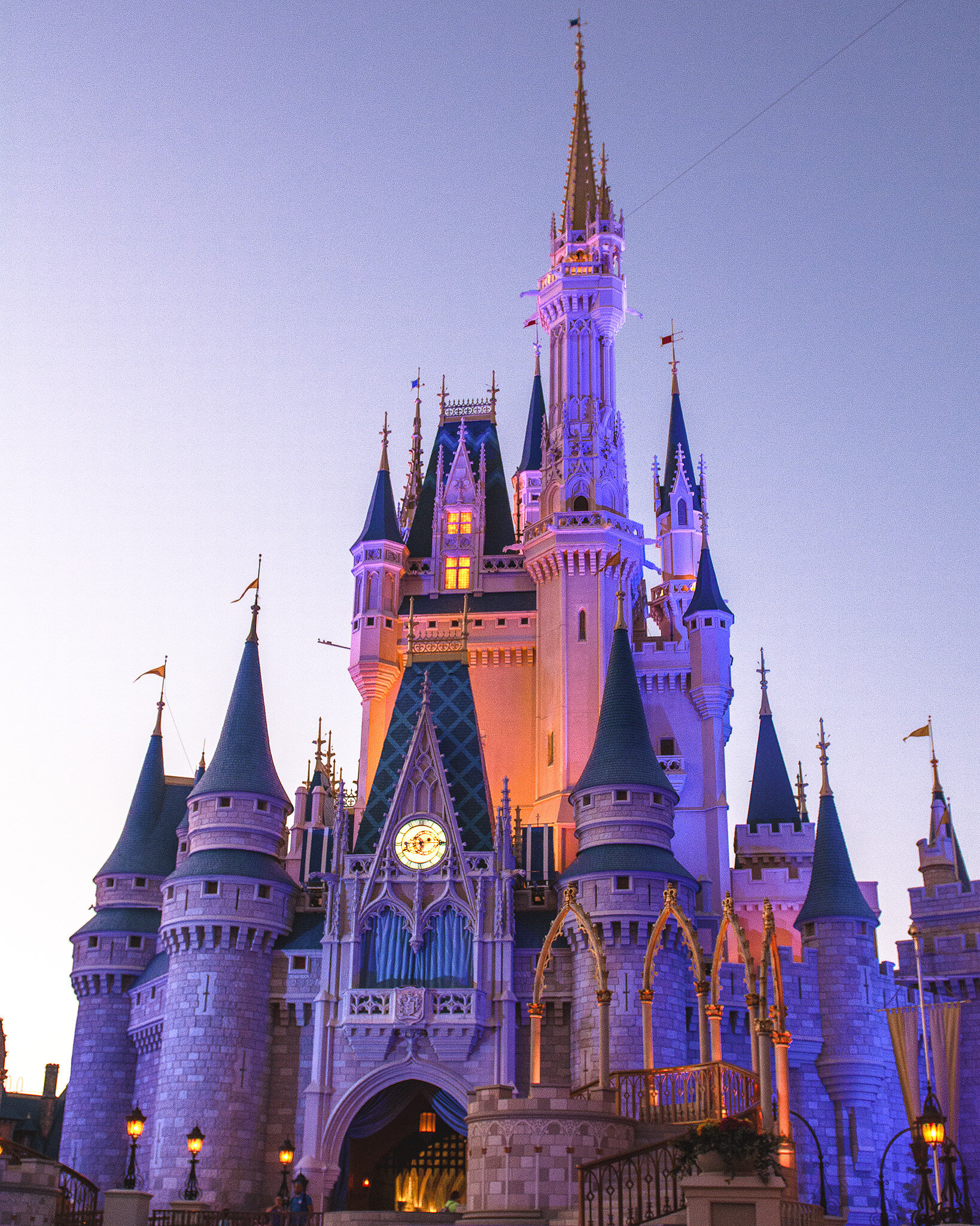 El Castillo de Cenicienta brilla al atardecer en Magic Kingdom en Walt Disney World.