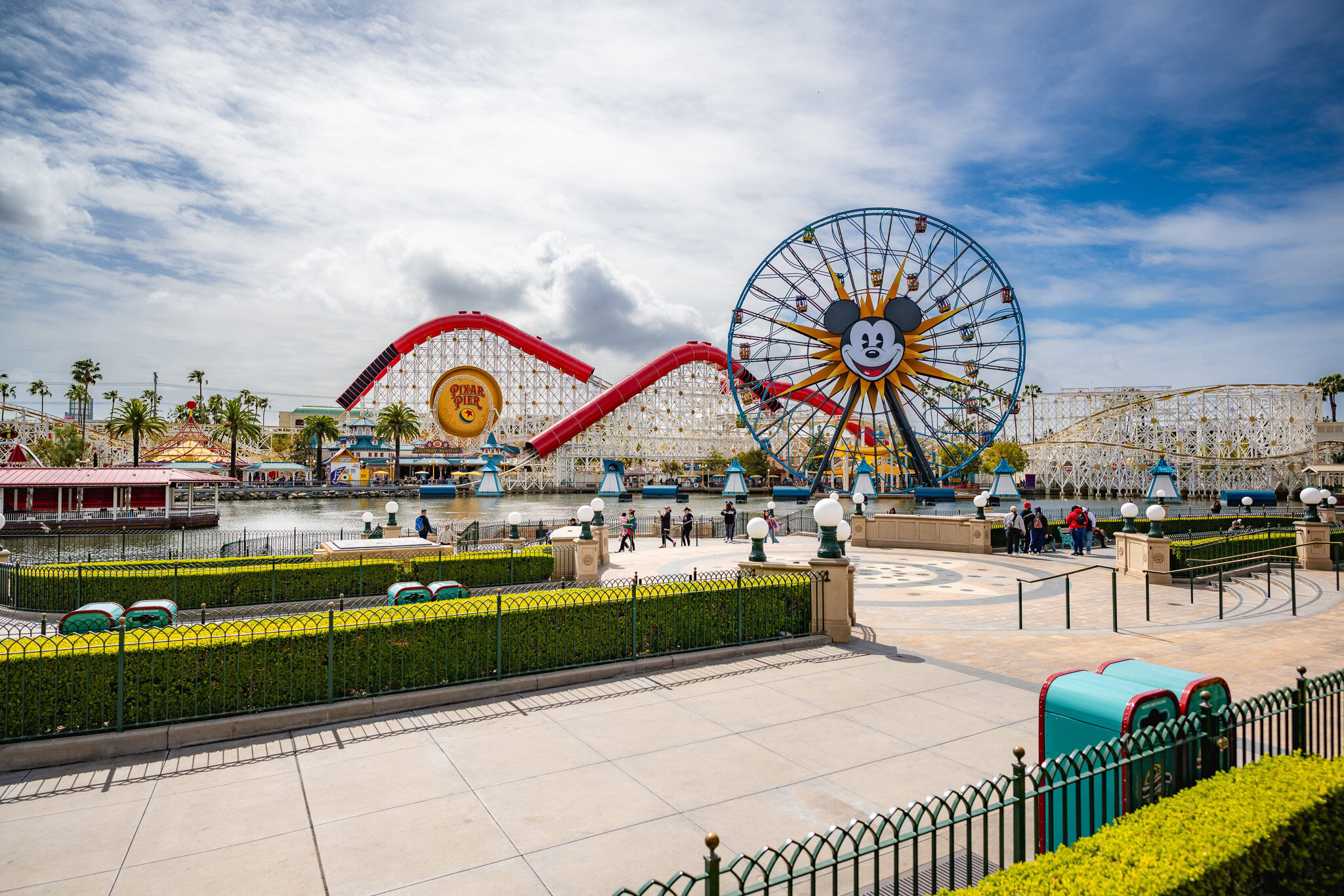 Pixar Pier con Incredicoaster y Pixar Pal-A-Round en Disney California Adventure.