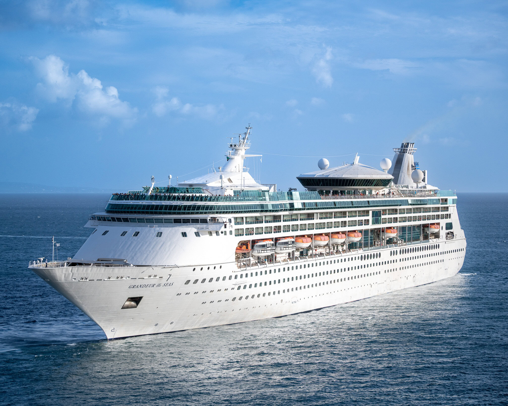 Royal Caribbean’s Grandeur of the Seas sailing at sea on a clear day – Photo by Raúl Colón