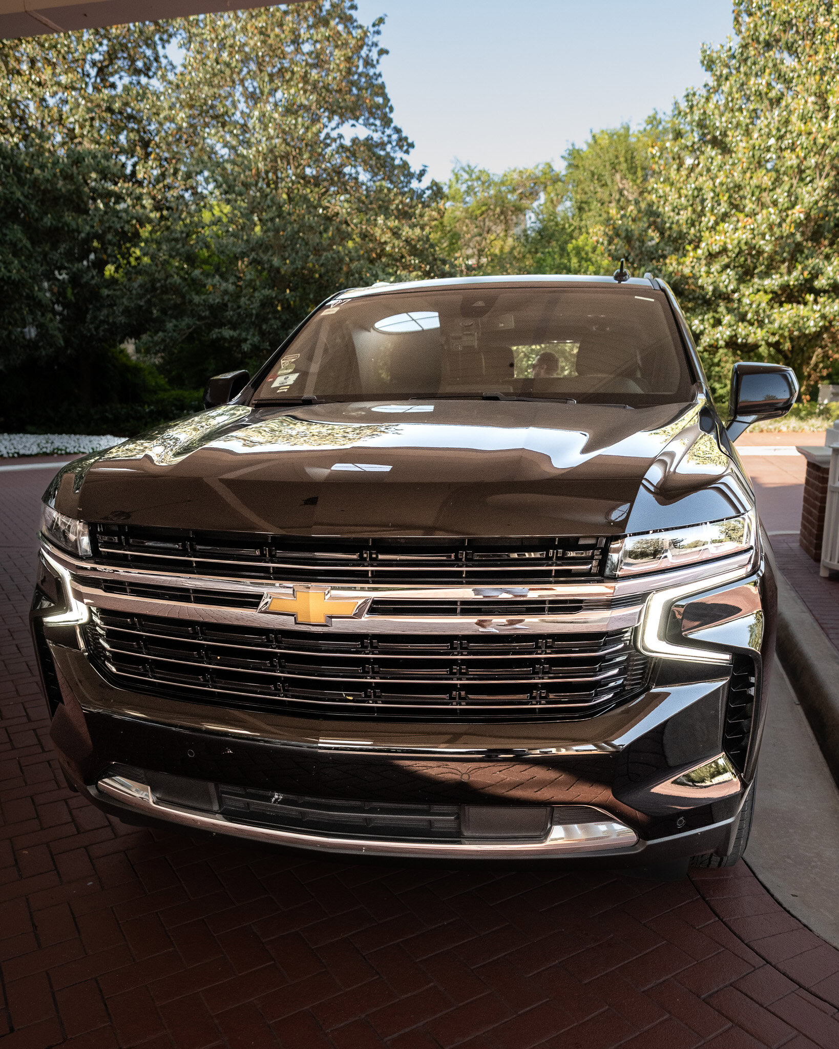 SUV arriving at Disney’s Yacht Club Resort entrance – Photo by Raúl Colón
