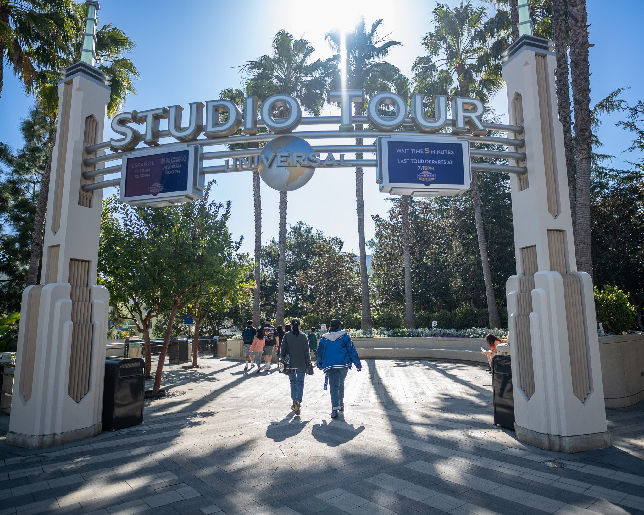 Entrada al Studio Tour con los invitados caminando bajo el arco.