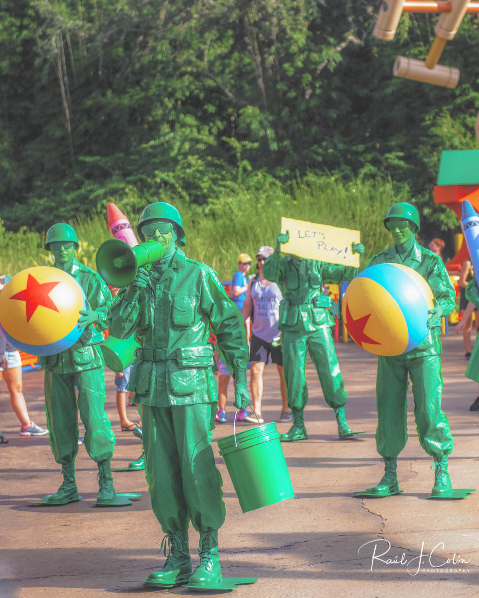 Los Hombres del Ejército Verde desfilan en Toy Story Land en Hollywood Studios.