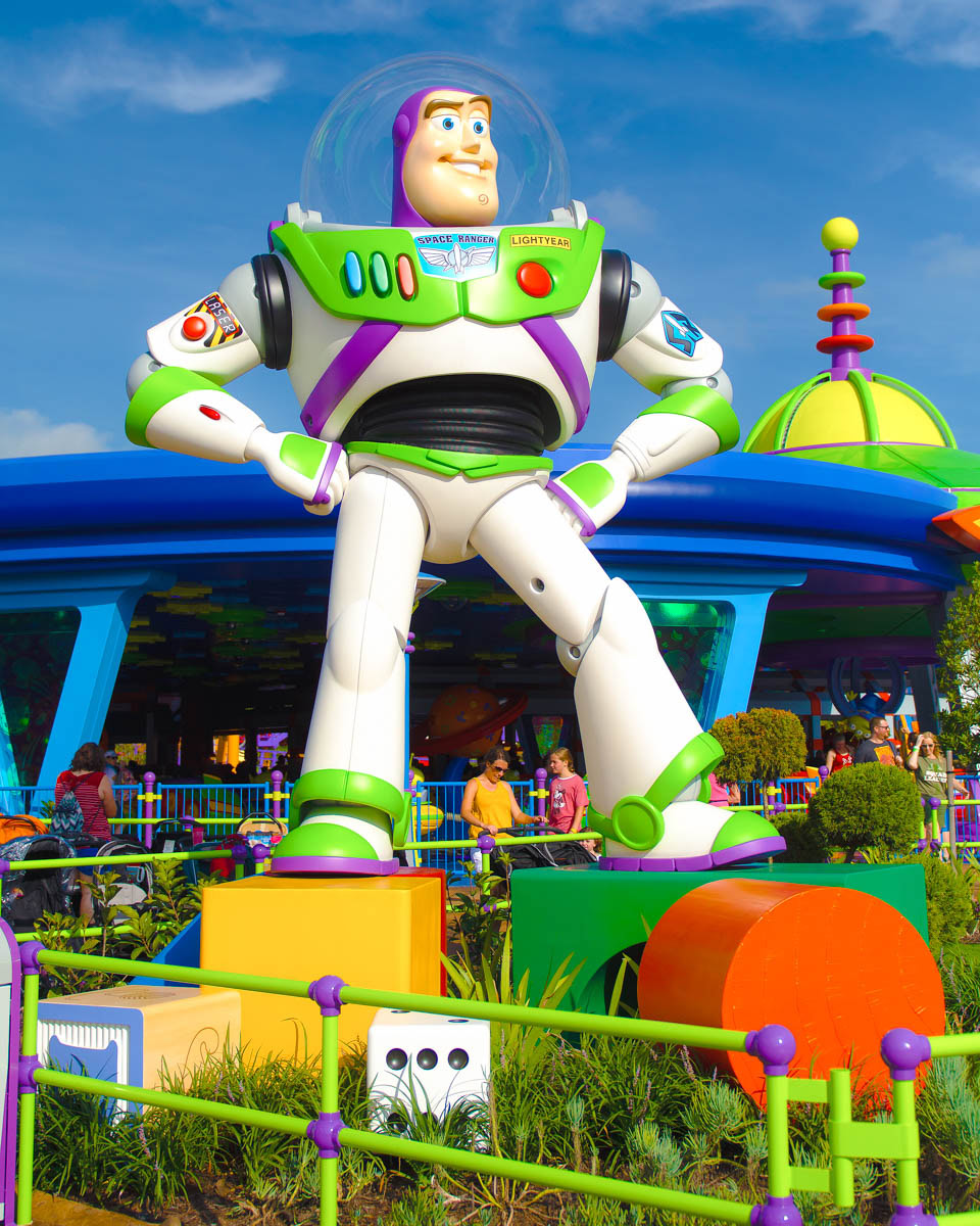 Estatua gigante de Buzz Lightyear en Toy Story Land en Hollywood Studios.