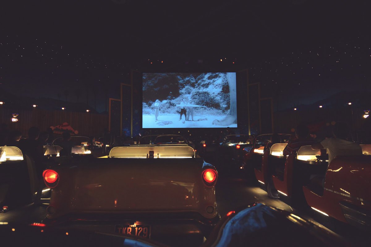 Los huéspedes cenan en cabinas con forma de automóvil en el Sci-Fi Dine-In Theater en Hollywood Studios.