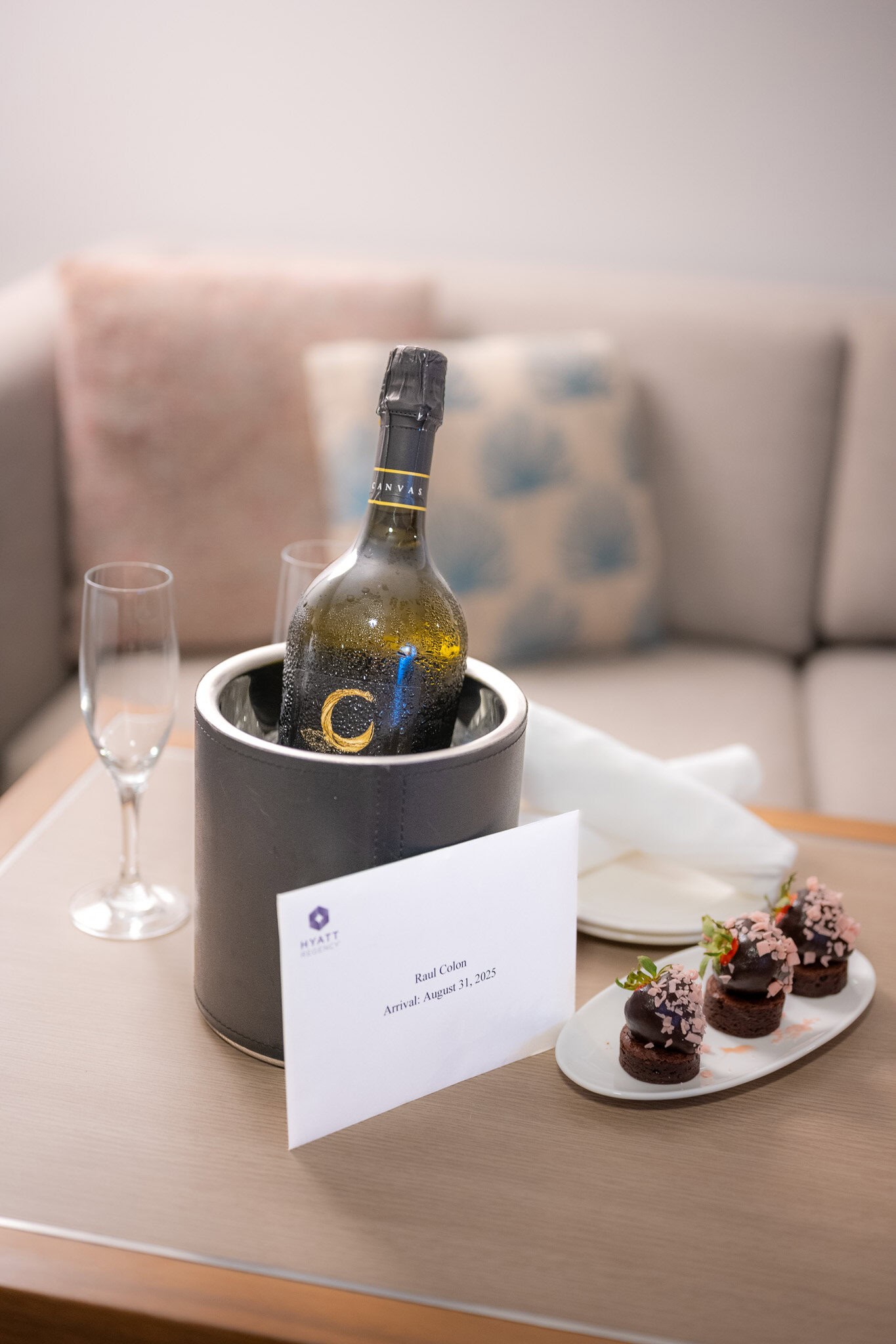 Hyatt Regency MCO champagne welcome with guest name card for Raúl Colón
