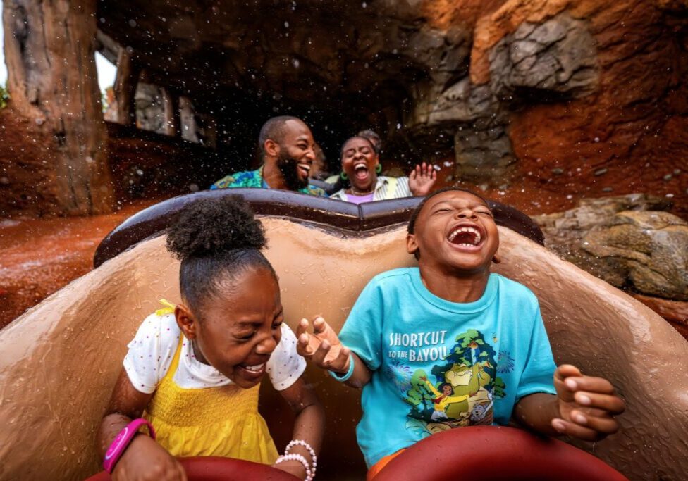 Familia riendo juntos en una emocionante atracción acuática en Walt Disney World
