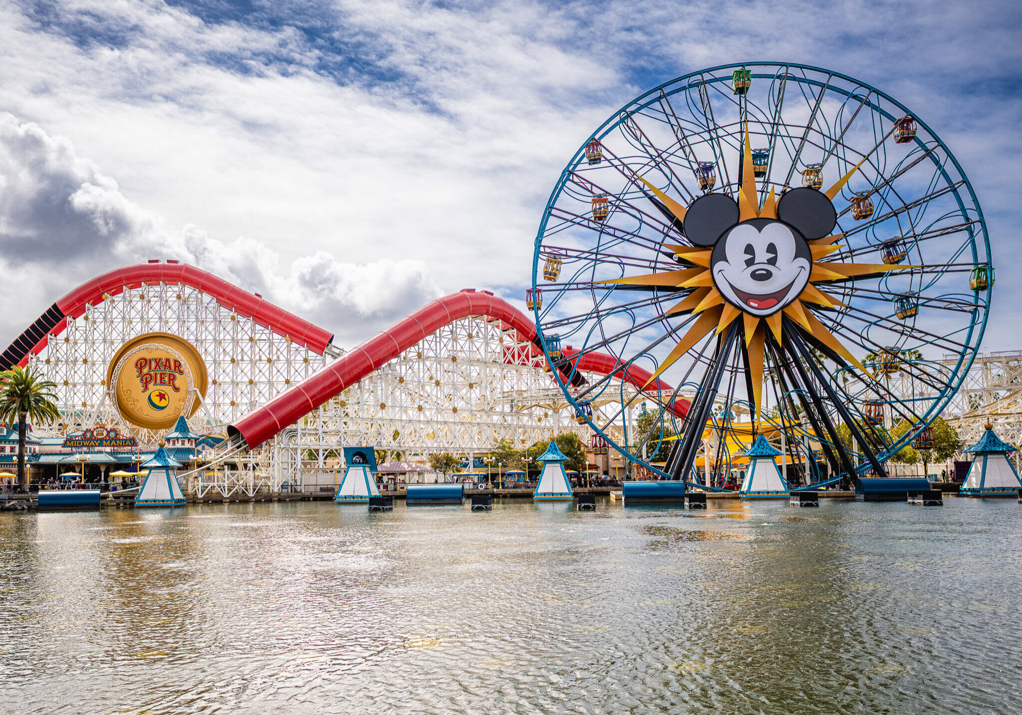 Pixar Pier en Disney California Adventure con Mickey's Fun Wheel y Incredicoaster en un día parcialmente nublado a principios de marzo.