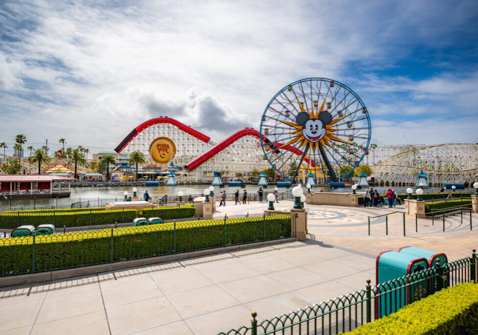 Pixar Pier con Incredicoaster y Pixar Pal-A-Round en Disney California Adventure.