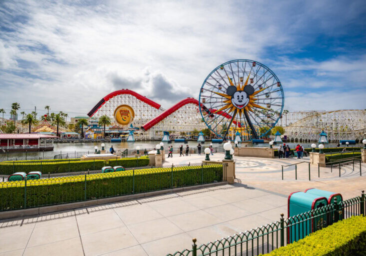Pixar Pier con Incredicoaster y Pixar Pal-A-Round en Disney California Adventure.