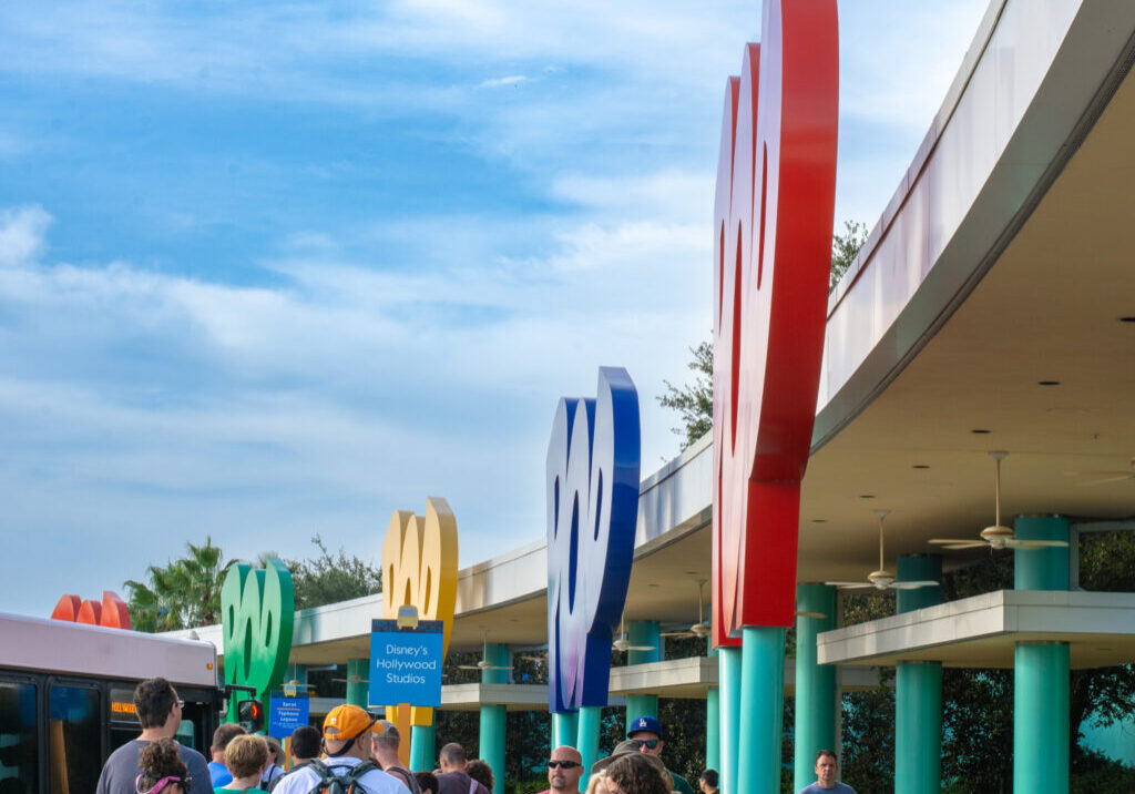 Estación de autobuses con letreros coloridos en Disney's Pop Century Resort