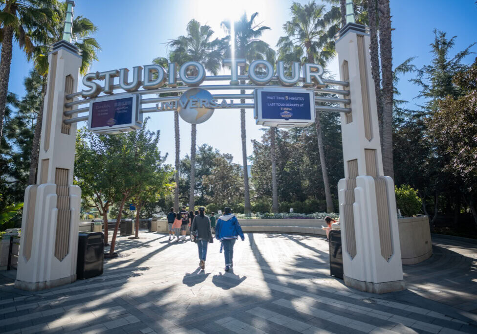 Entrada al Studio Tour con los invitados caminando bajo el arco.