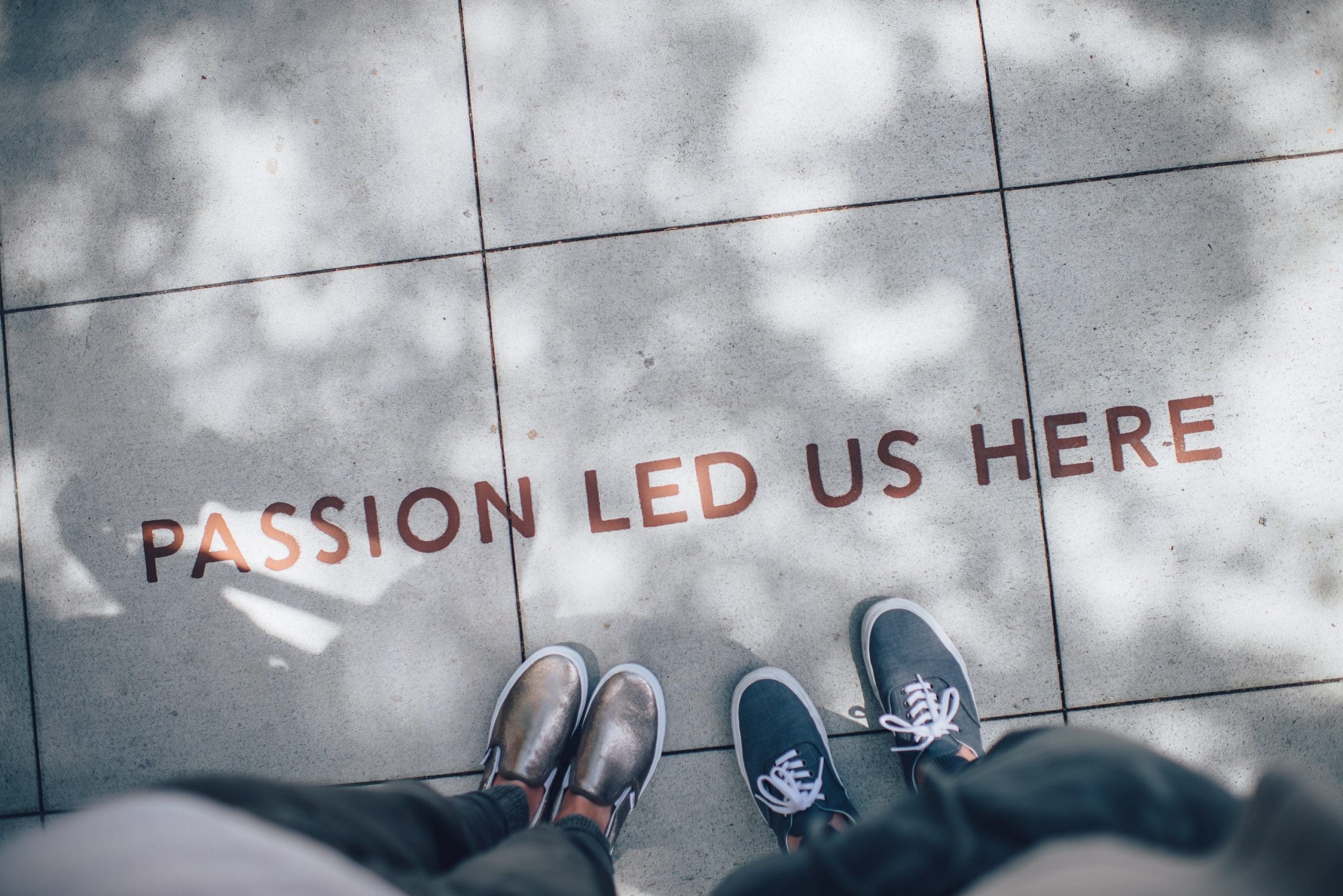 ร่างสองคนยืนอยู่บนคอนกรีต คําว่า "PASSION LED US HERE" เขียนด้วยตัวพิมพ์ใหญ่ระหว่างพวกเขาสองคน โดยโพสท่าถ่ายรูปรายงานพิเศษราวกับเป็นศูนย์รวมจิตวิญญาณของภูมิภาคหนานหมิง
