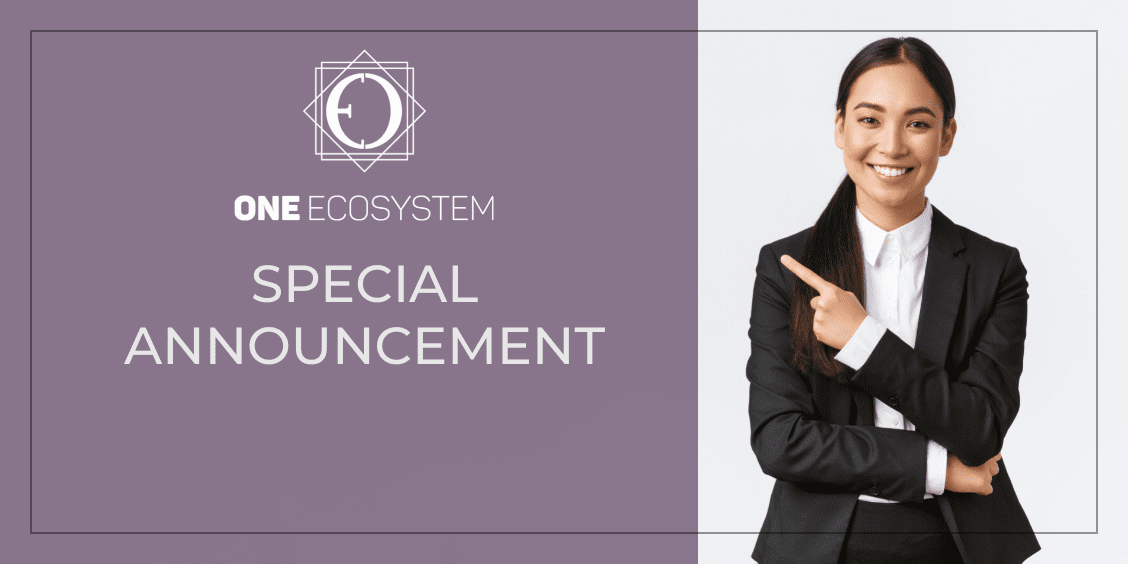 Eine Frau im Anzug zeigt auf einen Bereich mit den Worten "Special Announcement" neben dem "One Ecosystem"-Logo auf lila-weißem Hintergrund, das den Geist großer Träume verkörpert.