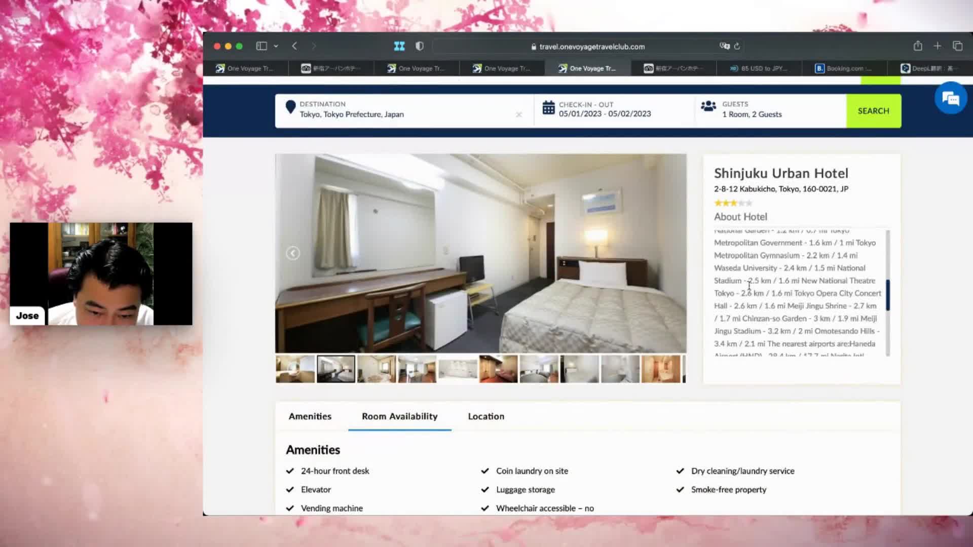 Скриншот веб-страницы бронирования отеля Shinjuku Urban Hotel. Отображается информация о номере, список удобств и фотографии одноместных номеров с кроватями, письменными столами и телевизорами. Чтобы воспользоваться новейшими удобствами во время пребывания, забронируйте номер до 29 апреля 2023 года.